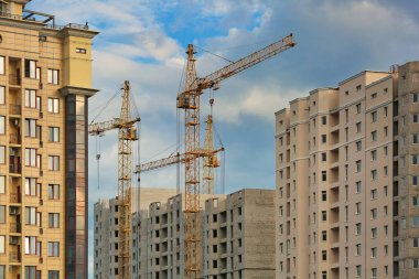 Vinçli inşaat alanı, kentsel arka plan