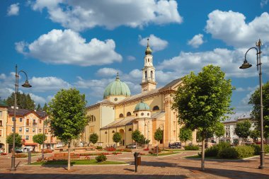 Asiago, İtalya - 24 Temmuz 2019: Giovanni Carli Meydanı 'ndaki Saint Matthew Kilisesi