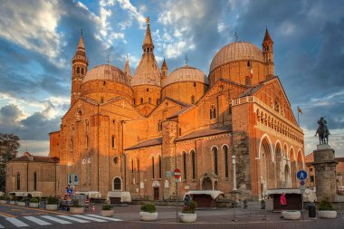 Padua, İtalya - 24 Temmuz 2019: Gün batımında Sant 'Antonio Bazilikası