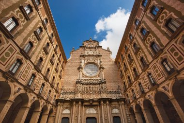 Montserrat Manastırı 'nın güzel mimarisi, Katalonya, İspanya' da popüler seyahat merkezi.