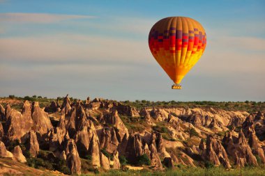 Sıcak hava balonu havada, Türkiye 'nin Kapadokya kentindeki popüler turizm merkezi