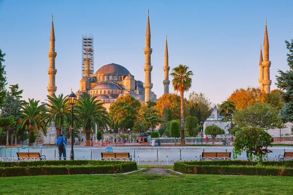 İstanbul, Türkiye - 9 Ekim 2019: Sultanahmet Meydanı 'ndaki Mavi Cami, popüler turizm beldesi