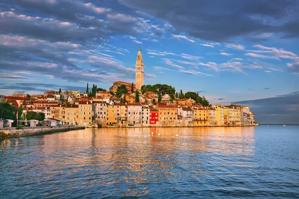 Hırvatistan 'ın gezgin eski kenti ve popüler seyahat beldesi
