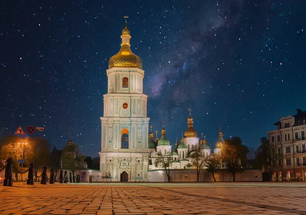 Gece Sofiivska Meydanı 'na St. Sophia Katedrali ve yakınlarındaki tarihi binalara bakın.