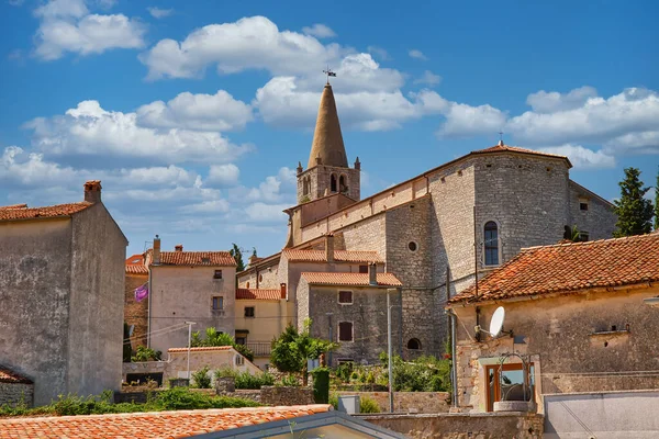 크로아티아의 중심부에 교회와 역사적 축물들 — 스톡 사진