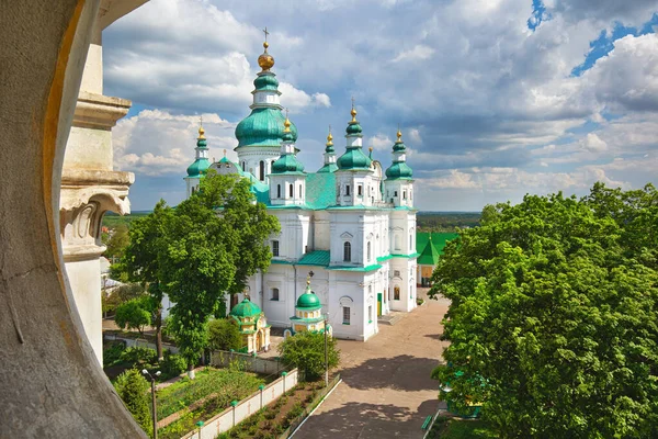 Yeşil kubbeli güzel bir ortodoks chuch. Chernihiv, Ukrayna Mimarisi.