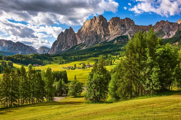 Dolomitler, İtalya 'daki güzel dağ vadisi