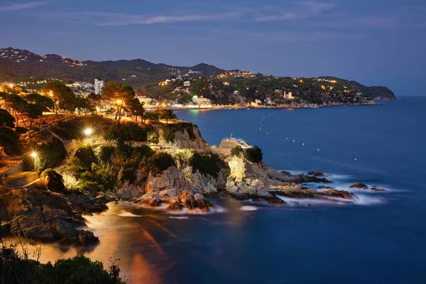 Günbatımından sonra Balearic tatil beldesi Lloret de Mar 'a bak, yaz mevsimi dış plan
