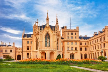 Güney Moravia, Çek Cumhuriyeti'nde popüler seyahat hedef güzel park çevrili Lednice Kalesi