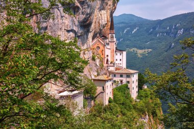 Sığınak Madonna della Corona, İtalya 'da popüler seyahat merkezi.