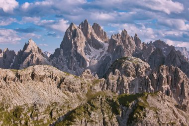 Tre Cime di Lavaredo Ulusal Parkı 'ndaki dağ manzarası, İtalya' daki Unesco Dünya Mirası sahası