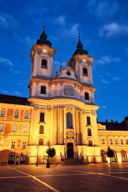 Eğer, Macaristan - 2 Temmuz 2018: Macaristan 'ın Eger kentindeki merkez meydandaki Minorite Kilisesi