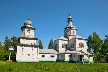 Ukrayna köyündeki terk edilmiş eski ahşap kilise.