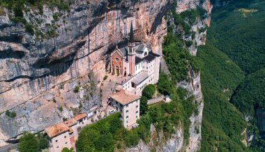 Sığınak Madonna della Corona, İtalya 'da popüler seyahat merkezi.