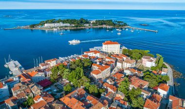 Hırvatistan 'ın Adriyatik kıyısındaki Istria kentindeki Porec kasabasına hava manzarası