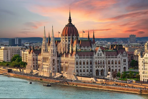 Budapeşte 'de güzel bir parlamento binası, popüler seyahat merkezi.