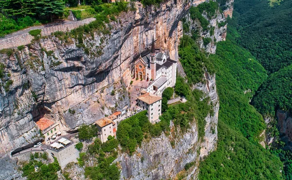 Sığınak Madonna della Corona, İtalya 'da popüler seyahat merkezi.