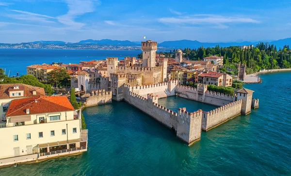 Sirmione kasabasının havadan görünüşü, İtalya 'daki Garda Gölü üzerinde popüler bir seyahat noktası.