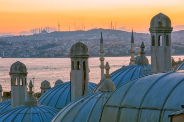 Gün doğumunda Süleyman Camii 'nden görüntü. İstanbul, Türkiye, popüler seyahat beldesi.