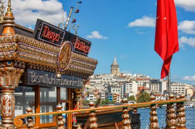 ISTANBUL, TURKEY - 9 Ekim 2019: güneşli bir sabahta Eminonu Limanı 'nın karşısındaki Galata Kulesi' ne bakın.
