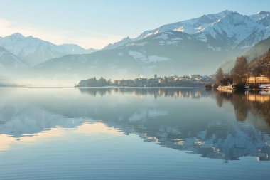 Avusturya 'da Zell Gölü' nde güzel bir sabah, doğal arka plan.