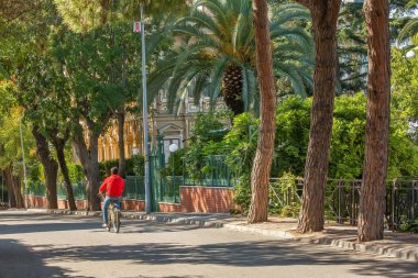Büyükada adasının boş caddesinde bisiklet süren adam, Türkiye