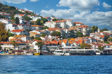 PRINCES Adaları, TURKEY - 10 Ekim 2019: Sıcak ve güneşli bir sonbahar gününde güzel Heibeliada adasına bakın