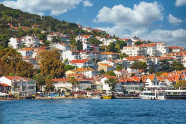 PRINCES Adaları, TURKEY - 10 Ekim 2019: Sıcak ve güneşli bir sonbahar gününde güzel Heibeliada adasına bakın