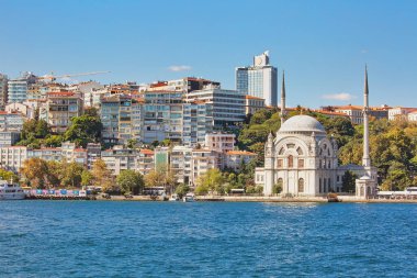 İstanbul Boğazı kıyıları boyunca uzanan hakiki mimari, popüler seyahat merkezi ve Avrupa ile Asya arasında önemli bir geçiş. Boğaz gezisi.