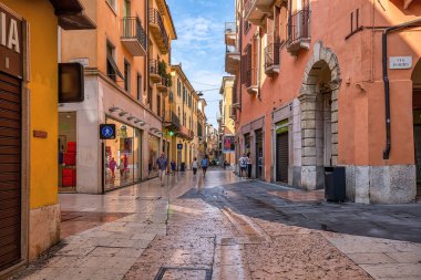 Verona, İtalya - 19 Temmuz 2019: Şehrin tarihi merkezinde yaya sokakları, tipik mimari ve atmosfer