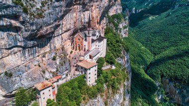 Sığınak Madonna della Corona, İtalya 'da popüler seyahat merkezi.