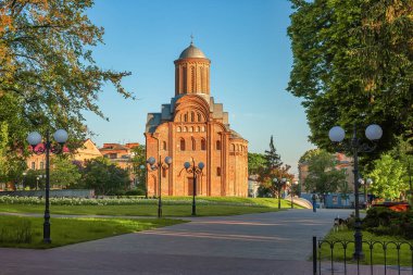 Güzel eski kırmızı tuğlalı kilise parkın içinde, kentsel altyapı