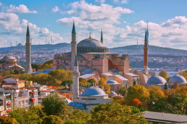 İSTANBUL, TURKEY - 7 Ekim 2019: İstanbul Sultanahmet 'in güzel tarihi simgesi Hagia Sofya' ya bakın