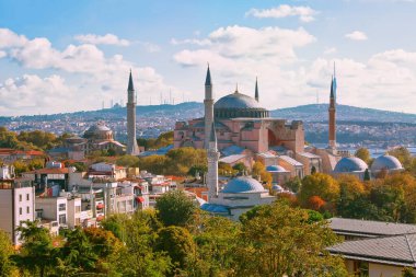 İSTANBUL, TURKEY - 7 Ekim 2019: İstanbul Sultanahmet 'in güzel tarihi simgesi Hagia Sofya' ya bakın