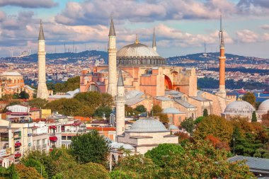 İSTANBUL, TURKEY - 7 Ekim 2019: İstanbul Sultanahmet 'in güzel tarihi simgesi Hagia Sofya' ya bakın