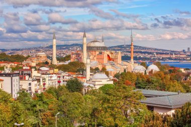 İSTANBUL, TURKEY - 7 Ekim 2019: İstanbul Sultanahmet 'in güzel tarihi simgesi Hagia Sofya' ya bakın