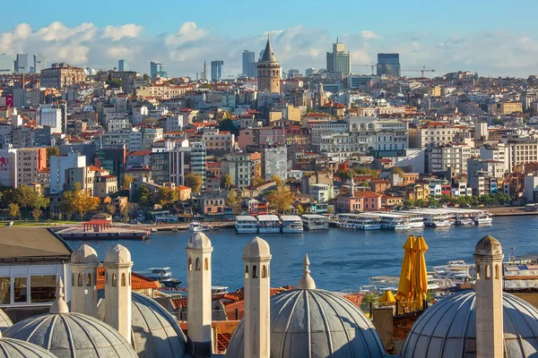 İstanbul, Türkiye - 12 Ekim 2019: Süleyman Camii 'nden Galata ilçesine ve Galata Kulesi' ne sabah saatlerinde görüntü. İstanbul, Türkiye. Seçici odak