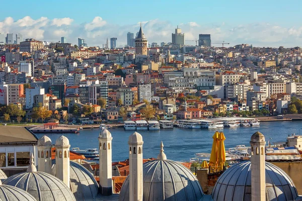 İstanbul, Türkiye - 12 Ekim 2019: Süleyman Camii 'nden Galata ilçesine ve Galata Kulesi' ne sabah saatlerinde görüntü. İstanbul, Türkiye. Seçici odak