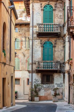 İtalya 'nın tarihi merkezi Verona' daki eski tarihi bina, tipik mimari ve atmosfer