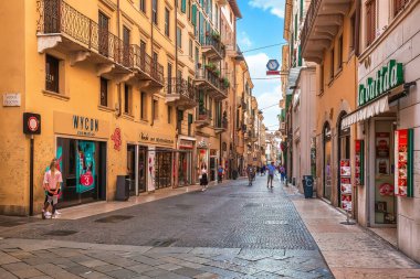 Verona, İtalya - 19 Temmuz 2019: Şehrin tarihi merkezinde yaya sokakları, tipik mimari ve atmosfer