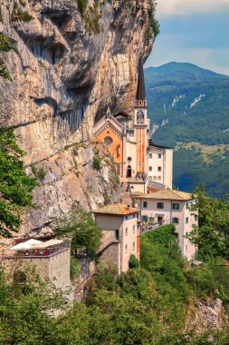 Sığınak Madonna della Corona, İtalya 'da popüler seyahat merkezi.
