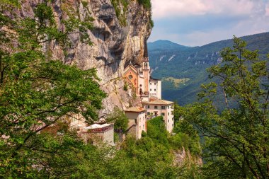 Sığınak Madonna della Corona, İtalya 'da popüler seyahat merkezi.