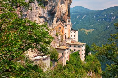 Sığınak Madonna della Corona, İtalya 'da popüler seyahat merkezi.