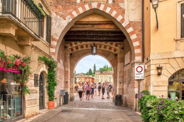 VERONA, İtalya - 19 Temmuz 2019: San Pietro Köprüsü 'ne giriyoruz. Şehrin tarihi merkezinde yayalar, tipik mimari ve atmosfer