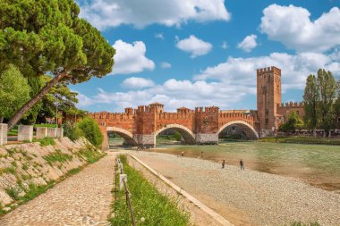Scaliger Köprüsü 'ne bakın, İtalya' nın Verona kentindeki önemli tarihi eser ve popüler turizm merkezi.