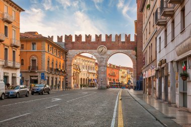 VERONA, ITALY - 19 Temmuz 2019: Verona tarihi merkezinde eski Roma şehir kapısı (Portoni della Bra)