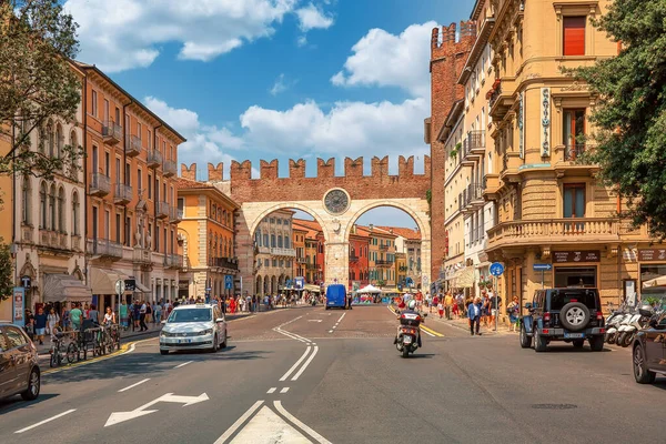 VERONA, ITALY - 19 Temmuz 2019: Verona tarihi merkezinde eski Roma şehir kapısı (Portoni della Bra)
