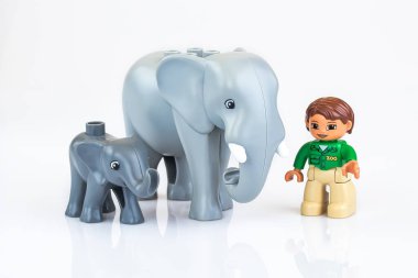 KHARKIV, UKRAINE - 29 Mart 2020: Oyuncak bebek oyuncakları, plastik oyuncaklar, okul öncesi eğitim teması, beyaz