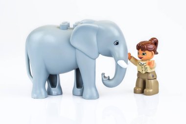 KHARKIV, UKRAINE - 29 Mart 2020: Oyuncak çocuk oyuncağı, plastik oyuncaklar, okul öncesi eğitim teması, beyaz üzerine izole edilmiş