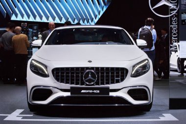 GENEVA, SWitzERLAND - 7 Mart 2018: Mercedes S63 4-Matic Cabriolet 88. Cenevre Uluslararası Motor Fuarı Palexpo 'da Mercedes-Benz sergi alanında